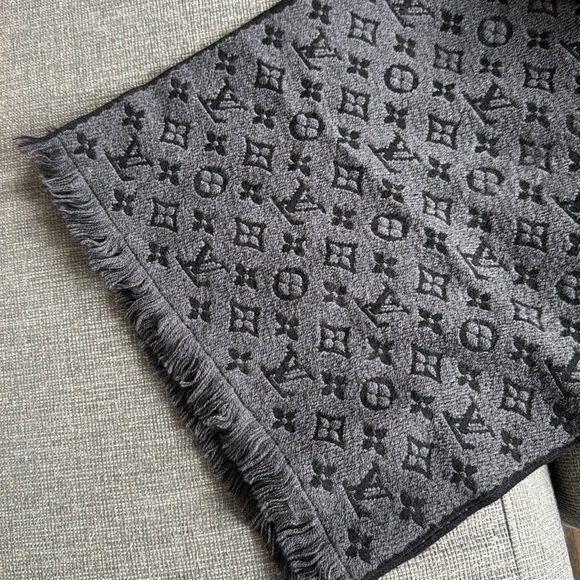 Louis Vuitton Men’s Scarf - Picture 3 of 3